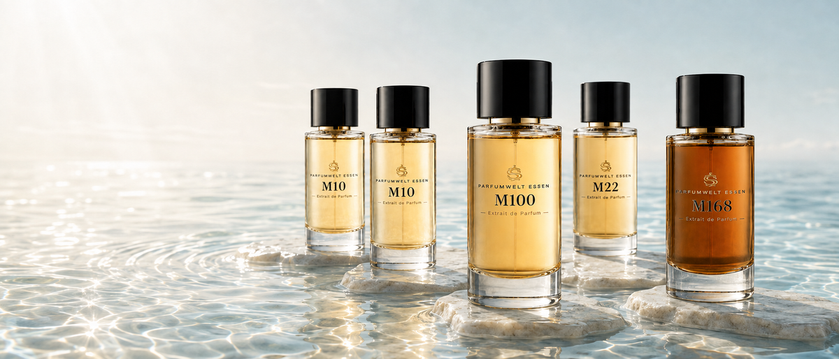 Fünf Extrait-de-Parfum-Flakons von Parfumwelt Essen auf hellen Steinen im flachen Wasser